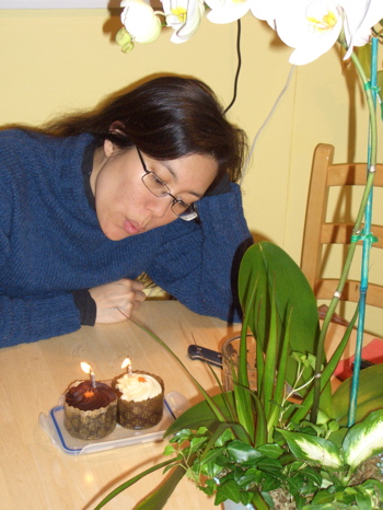 janeen with her cupcakes